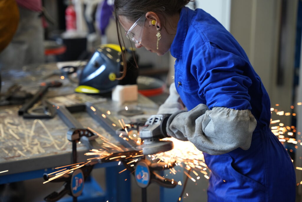 Atelier métal des apprentis machinistes-constructeurs