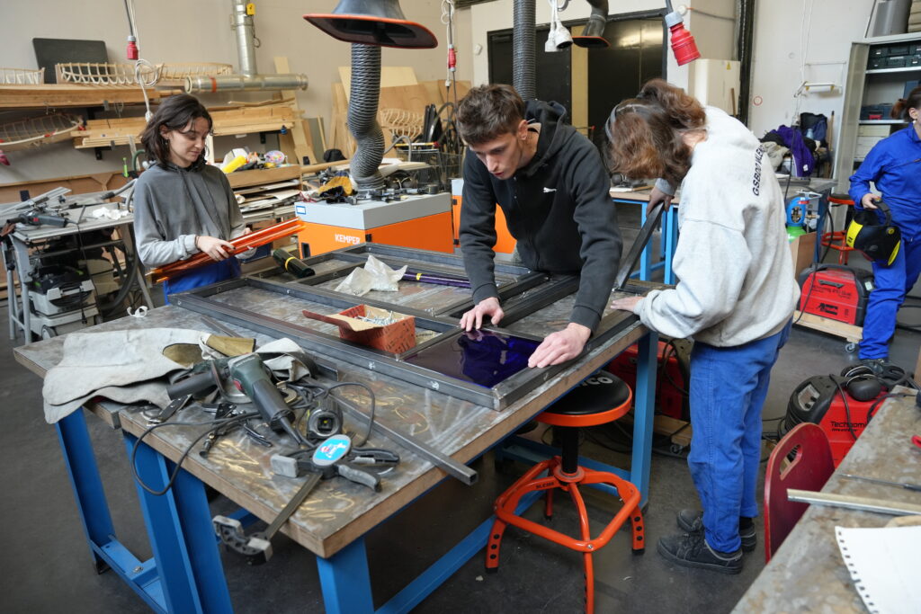 Atelier métal des apprentis machinistes-constructeurs