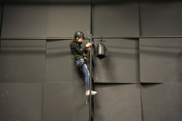 Travail en hauteur - Régisseurs son/vidéo / ©Nadia L - ISTS