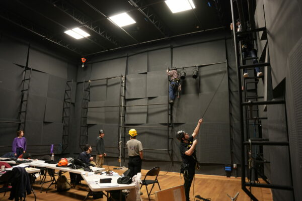 Travail en hauteur - Régisseurs son/vidéo / ©Nadia L - ISTS