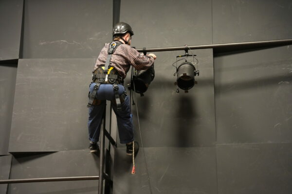 Travail en hauteur - Régisseurs son/vidéo / ©Nadia L - ISTS