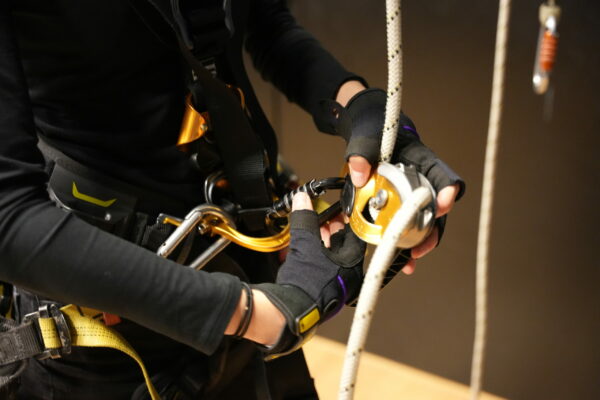 Travail en hauteur - Régisseurs son/vidéo / ©Nadia L - ISTS