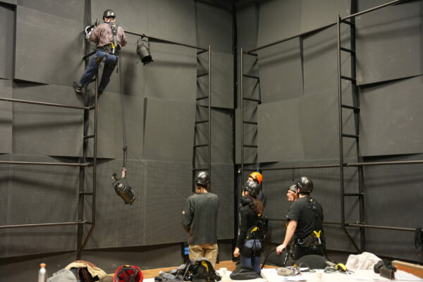 Travail en hauteur - Régisseurs son/vidéo / ©Nadia L - ISTS