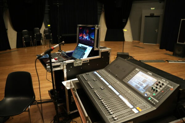 Module écoute des apprentis régisseurs son/vidéo / ©Nadia L - ISTS