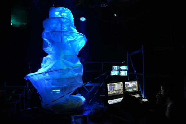 Vue sur le dispositif de l'installation scénographique dynamique - Image 2