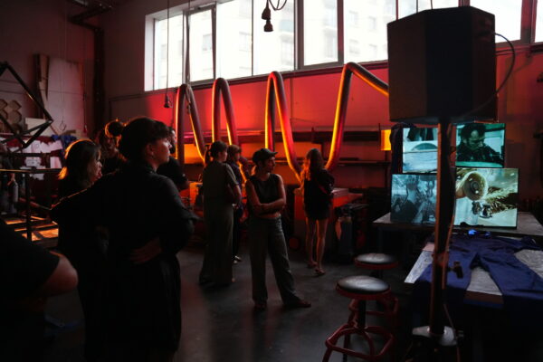 Visite de l'atelier avec vue sur le mapping vidéo